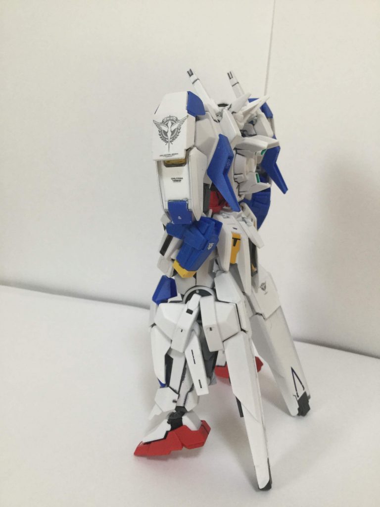 左肩にソレスタルビーイングのマーク