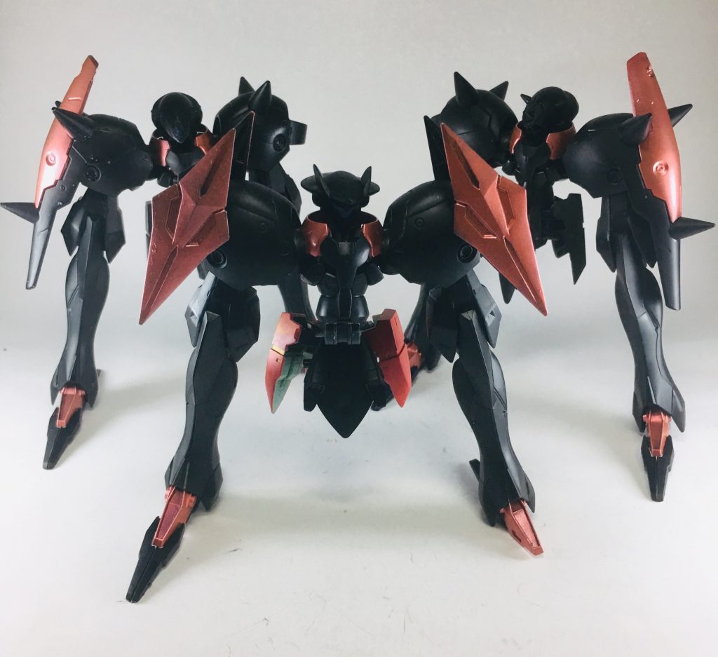 バックパックはガ系の三体で構成されており、分離と合体を繰り返し、戦場を撹乱。
GNドライブの粒子量が減り出すと、適当な機体に取り付き自爆するというから、タチが悪い感じ。
擬似人格を積んでおり、自爆後は本体はラファエルにデータは戻る……仲良く喧嘩するらしい。
GNピットを積んでいるのが隊長機。
ガガがあればよかったけど、なかったのでガ系の機体から腕をとり、代わりに足をつけるという簡単な感じで作る。
黒サフとガンダムマーカーで着色。
爪が塗装途中でワンセットなくなり、ひさびさに死にたくなる。