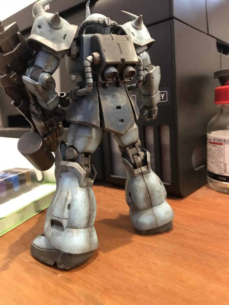 うしろ。やや猫背気味。グフは若干猫背気味で構えたスタイルが好きかもです(´∀｀)