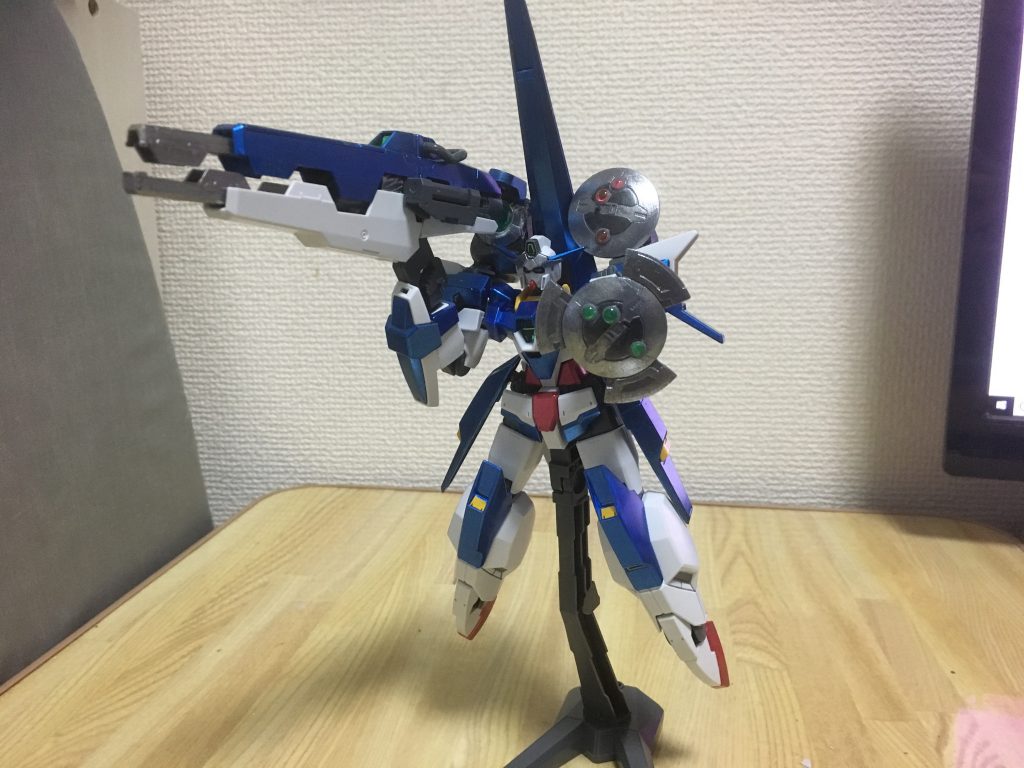 右肩にヴァーチェのドライブをそのまま持ってきているので主な砲撃モードです。