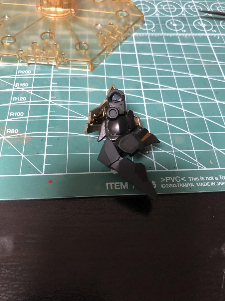 肉抜き穴埋めしました。汚いけど。
足の内側、腕の内側、腰にあります。
雑が服着て歩いてるような性格の私にしてはきれいにできた方だと…。
足裏にもありますが、接続穴らしきものがあり埋め方によっては今後バイクのようなものが出てきた時に使えなくなるのではと思い放置しときました。