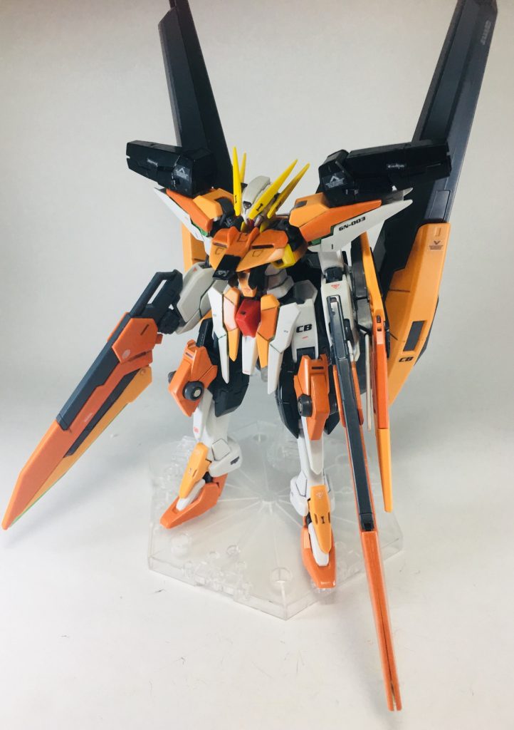 まずは基本の状態。
GNクローを接続する為に膝をセブンスソードから拝借して接続。
肩にはセラフィムガンダムの腕をつけております。
腕にはキュリオスのシールドを装備。