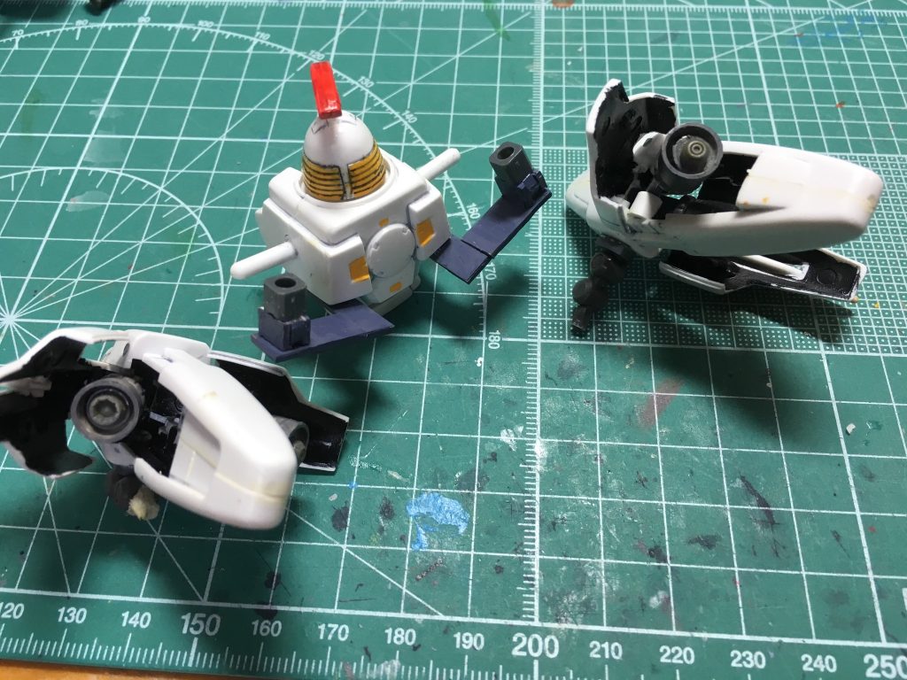 　スーパーバーニアは設定上肩アーマーの後ろに直接付くのですが、ポーズを取らせるとバーニアが下がってしまいます。かといってEW版のようなフレキシブルアームは保持力が心配でした。当時はまだ未熟だったので、ランナータグで作ったフレームとジャンクパーツでアームを製作。バーニアユニットにも接続部を作り、コトブキヤ「ダブルジョイント」で接続。

　バーニア内部にはウェーブ「U・バーニア」を接着してディテールアップ。バーニアを外まで引き出せるように、ポッド外側のハッチ付近を切り欠きました。