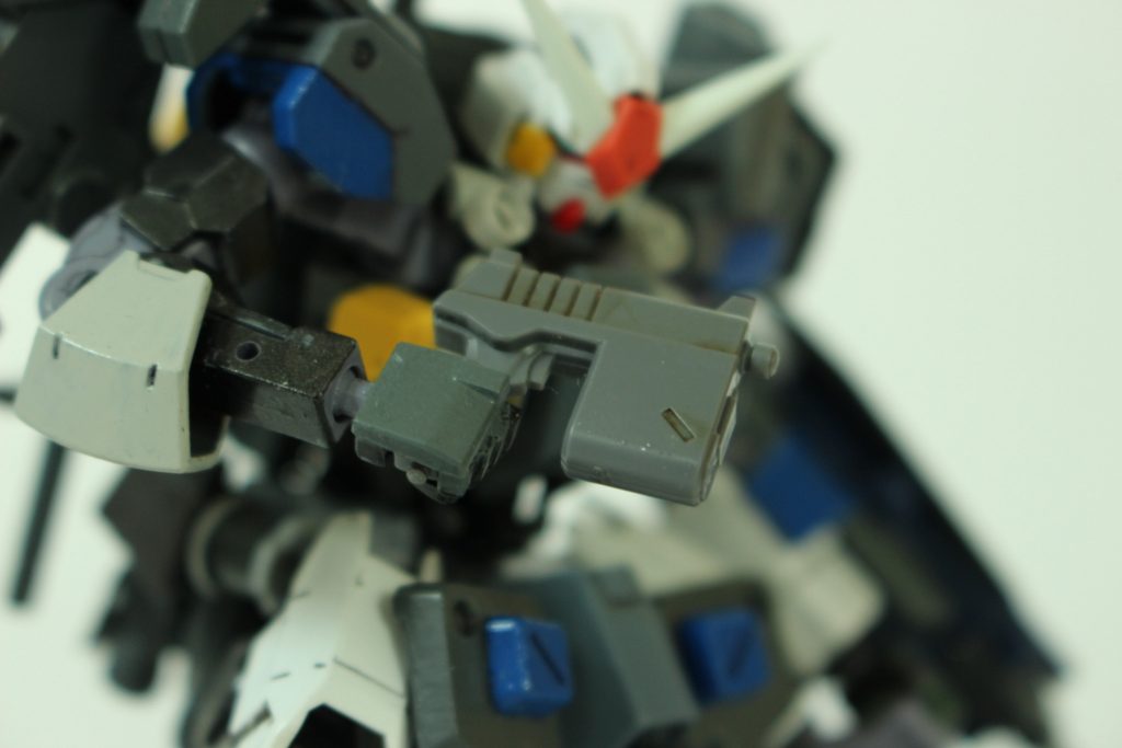 ハンドガン
左肩に装備している。