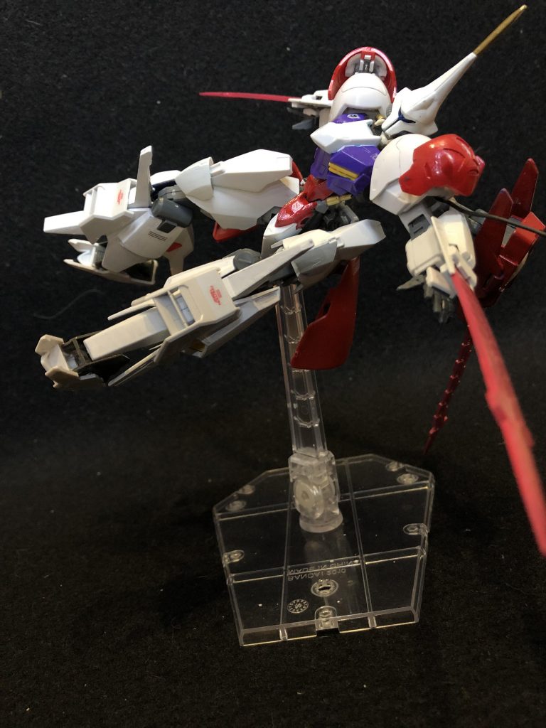 足をスキー板のように変形させ、デブリ帯を滑るように高速移動することが名前の由来。