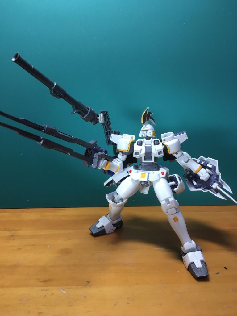 　背面右側にビームキャノンを装備、Ⅲ用装備のメガキャノンとヒートロッドシールドを携行します。もちろんドーバーガンや通常の円形シールドも使用します。