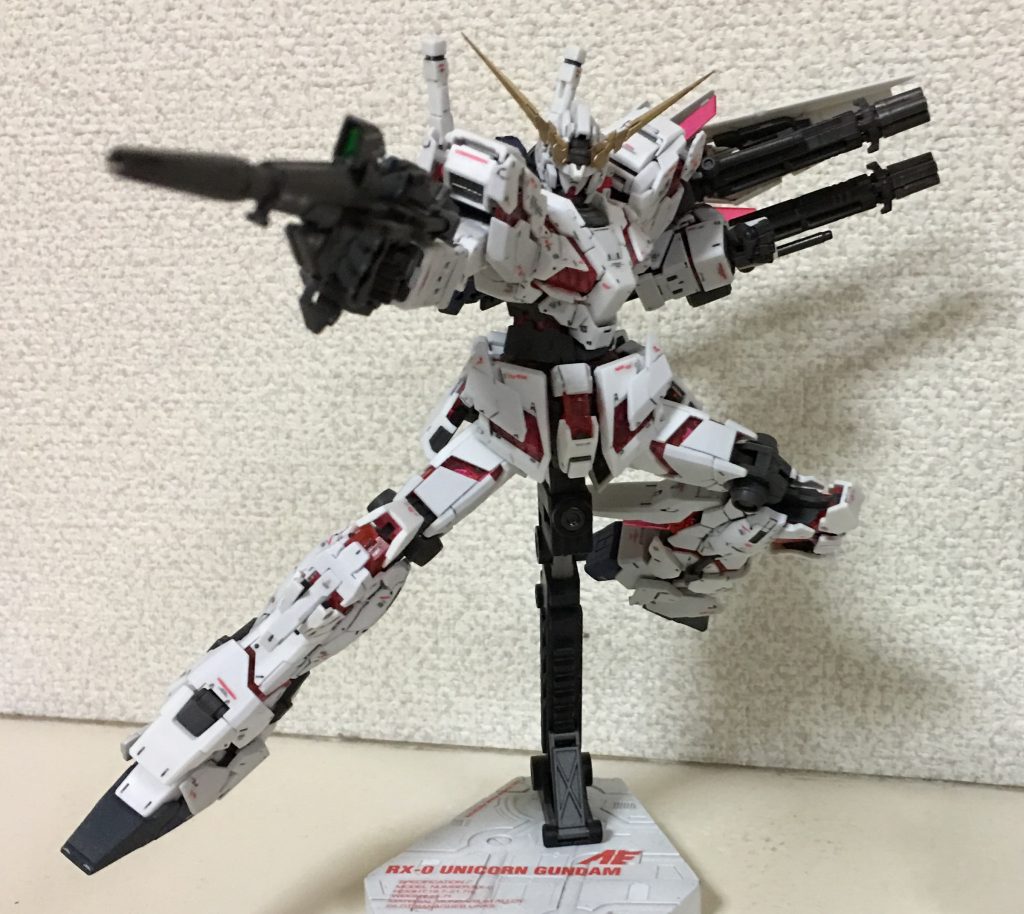 シールド部分のように両面から見えるサイコフレーム以外は少しでも光を拾うように裏からシルバーを塗装しています。
写真ではあまりわかりませんが……