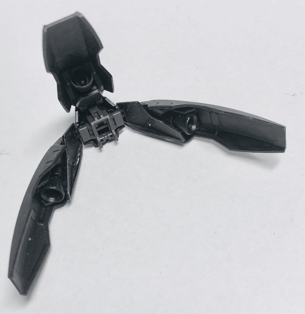 武装はショートバレルライフルと大剣の2つです。
大剣は柄を分割してリアビューのように背部ラックに懸架できます。
装備させた状態は肩アーマーが干渉して写真が撮りにくかったので、肩アーマーを外しています。
ついでに肩アーマー内部の様子です。
こちらは、グレイズリッターの肩アーマーをベースに胴側以外の3面にグレイズリッターの外側の大きい肩アーマーをつけたものです。
