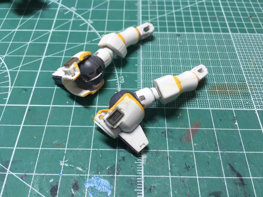 　アーム接続部を切り取った跡はランナータグでふさぎ、ウェーブ「U・バーニアフラット」を接着。