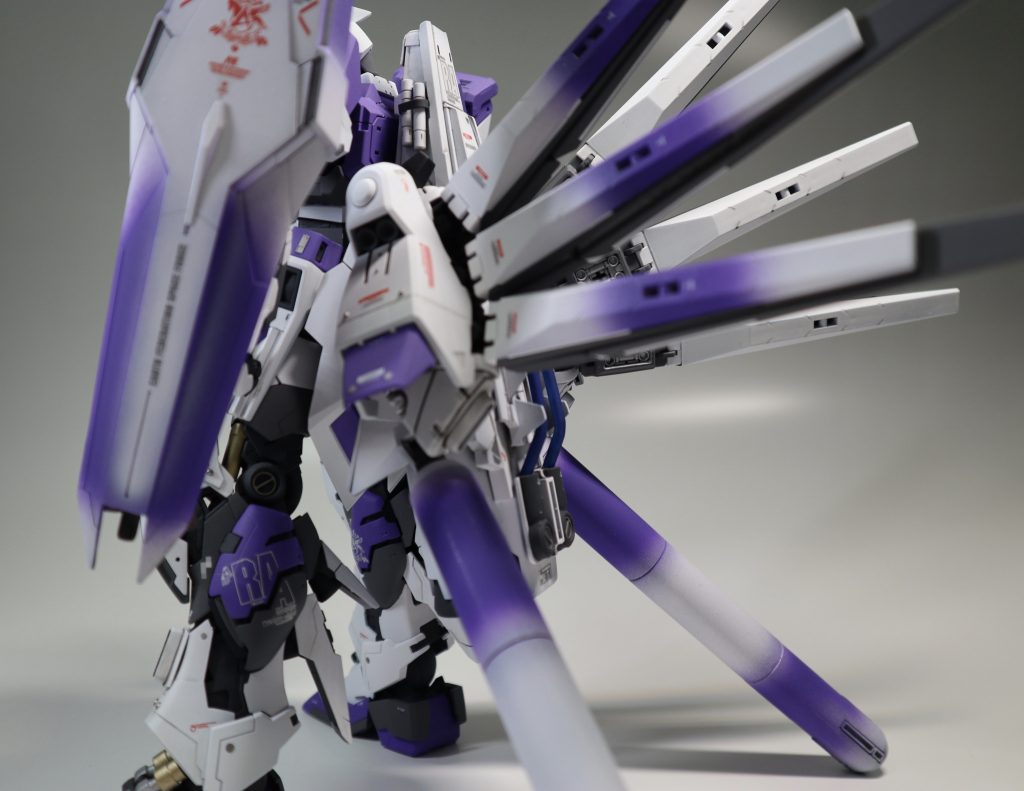 ファンネルを定番位置から腰部に持ってきました。