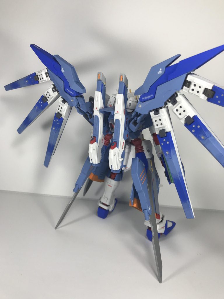 前面と背面
色はエクシアとHi-νを足して割ったイメージ+自分好みに塗装しました。いつも通り、全てファレホの筆塗りです。シールドはネオジム磁石を使用して接続しています。