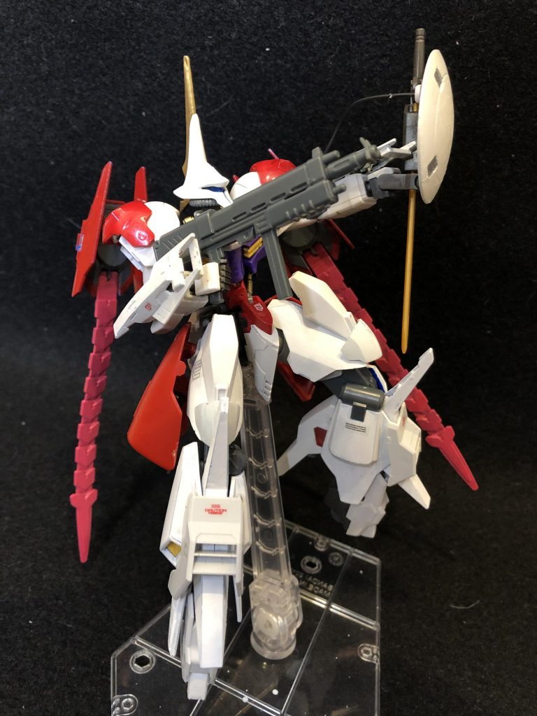 シールドのグリップは可動式！目立ちはしないが、こういうギミック作りもガンプラ改造の醍醐味ですよね。