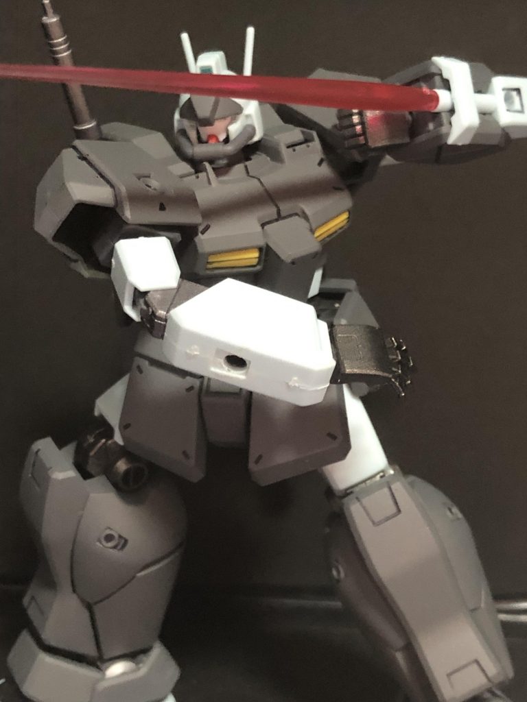 シンプルなビームサーベルと、ジム・キャノンⅡのサーベルを反対に取り付け、抜刀しなくても使えるように。