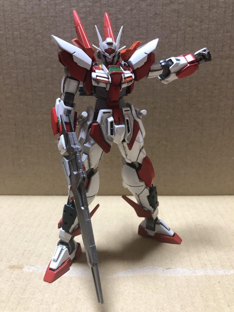 武装は両肩のバルカン砲2門に、腰部両サイドスカートに装備されたビームサーベル2基、そして手持ちの武装としてダブルオースカイのビームライフルをそのままで持たせています。