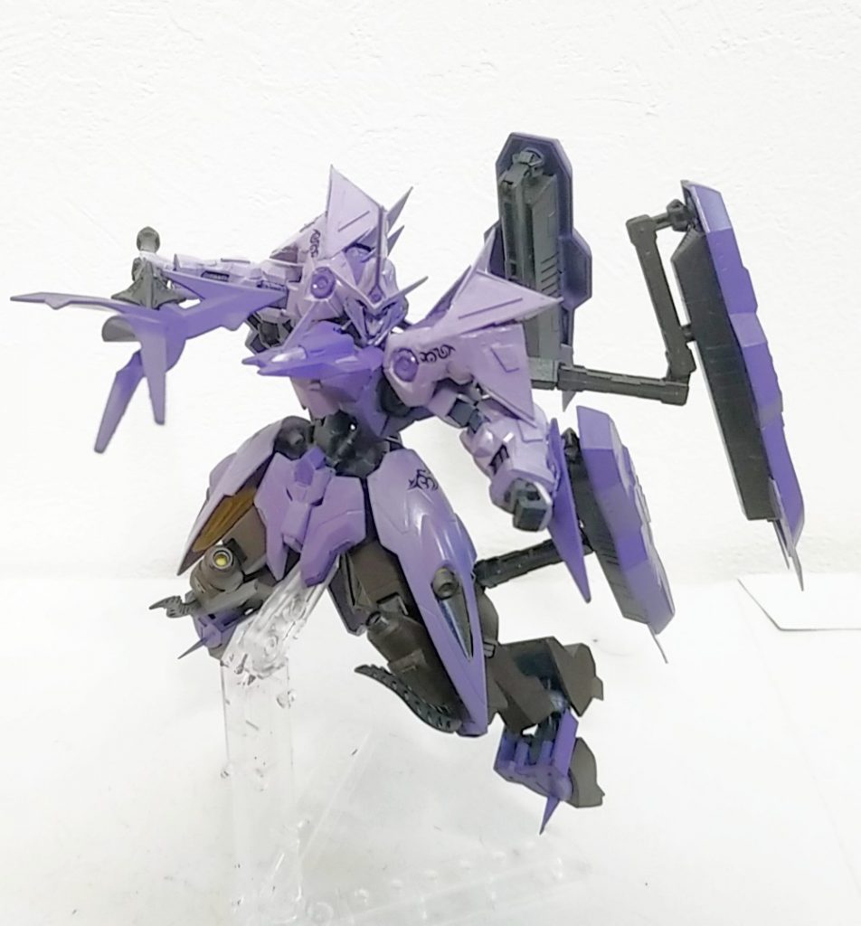 2連スピア「ロンギヌス」
従来のドリルランスでは、盾を展開した時に動きづらいため少し小型化された