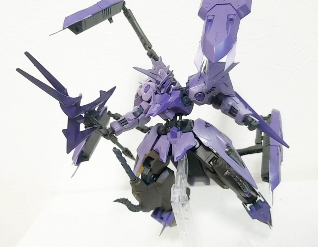 自立防衛盾「ザッハーク」
盾であり攻撃兵器であり、ブースターであり、射撃兵装である
4枚それぞれが独立稼働しており、防衛なら防御、攻撃なら攻撃といった単純ながらも自動で動くことが可能
また、ダインスレイブはオミットされているが、代わりに盾から通常弾を発射可能