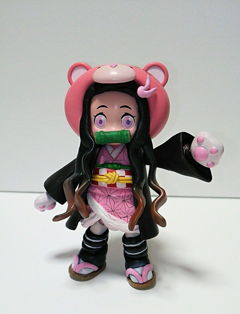 塗装のため胴体を分割したので引き出せば原作のように体を大きくしたり出来ます。