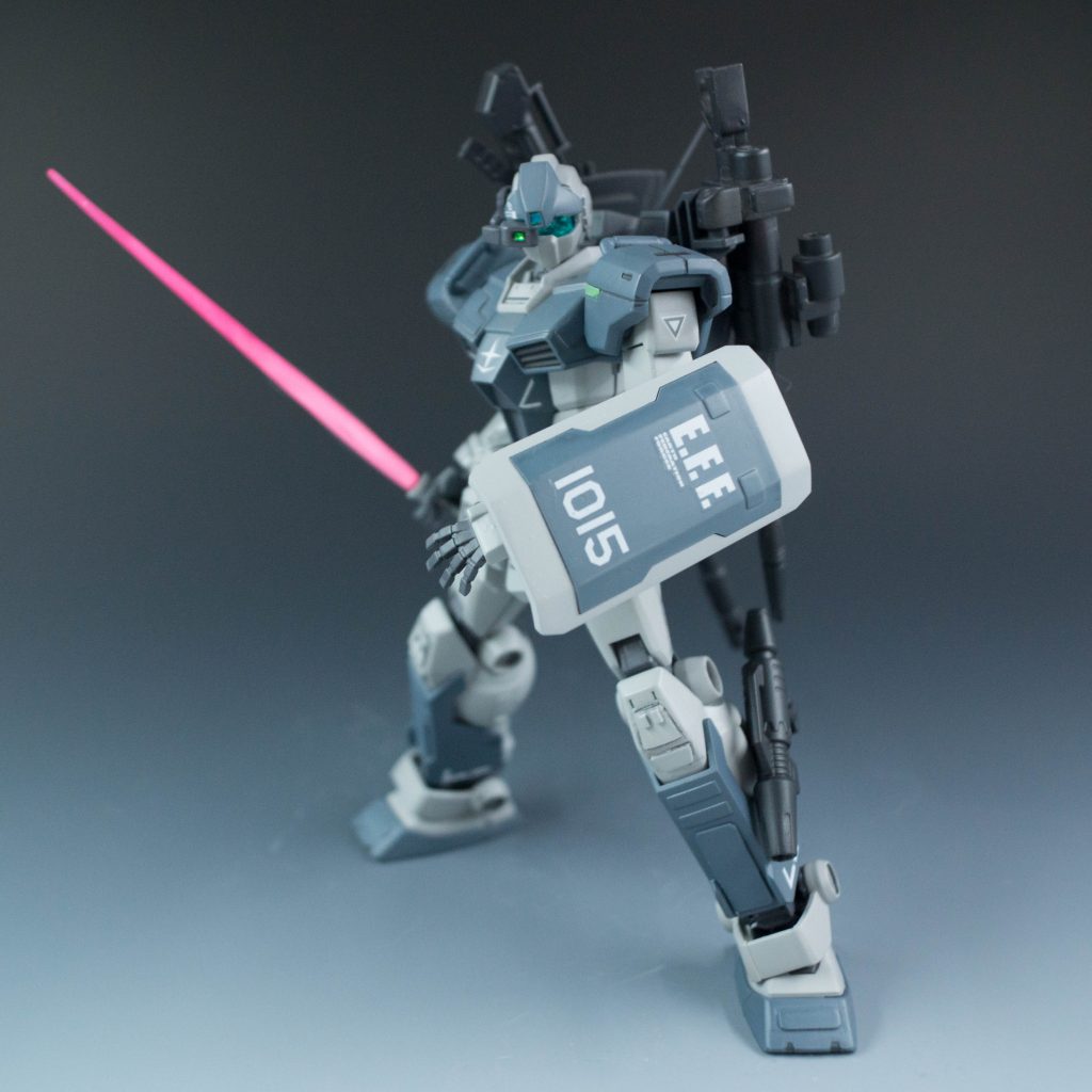 近接戦闘用に、ビームスプレーガン、ビームサーベルを装備している。