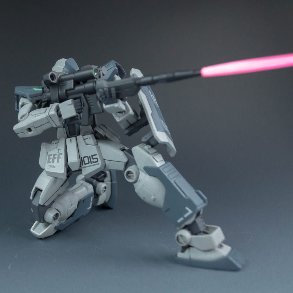 XBR-M/79-a改 ビームライフル
超長距離狙撃できるビームライフルを撃てるほどの出力はないため、ガンキャノンのビームライフルを改造したものを使用する。通常のガンキャノンのビームライフルと射程は変わっておらず、スコープやハンドガードが追加されているのみ。