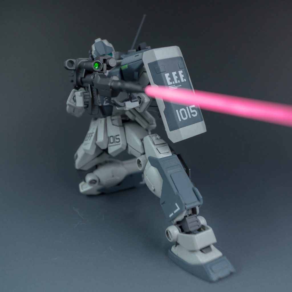 シールドは小型のものを装備。小型のため、装備したまま狙撃姿勢を取れるので、被弾を防ぐことができる。
脛部分にも装甲を追加し、被弾を防いでいる。