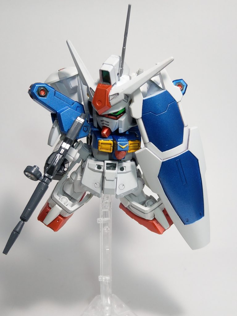 全身の殆どを、ガンダムマーカーエアブラシで塗装。
シルバー箇所のみダイソーの油性ペンを筆塗りしてます。
スミ入れはグレーてすが、黒でハッキリさせた方が写真うつりは良いかもですね