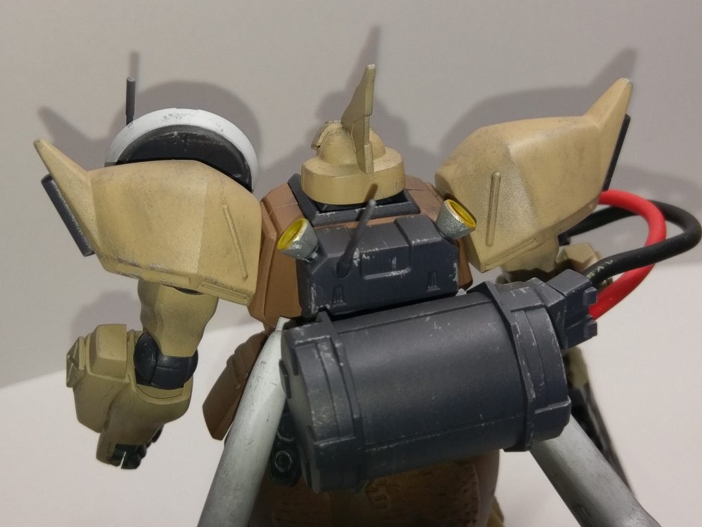 高出力ビームライフルで狙撃するのでエネルギータンクをかついでます。