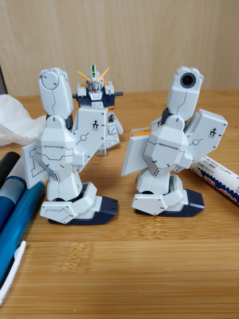 スジ彫り作業中です。