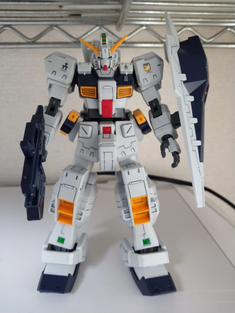 地道に少しずつスジ彫りを加えていきました。