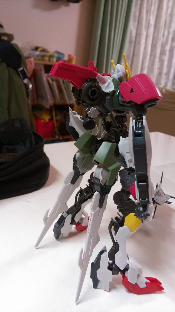 背面と腰部にリアクターの増設も。