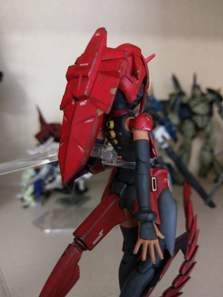 背中のリボンは排除し脊椎をイメージした機能拡張アダプタ的な造詣に変更しました。腰はシナンジュのジャンクパーツです。ノーネイムユニットはネオジムで接続しています。