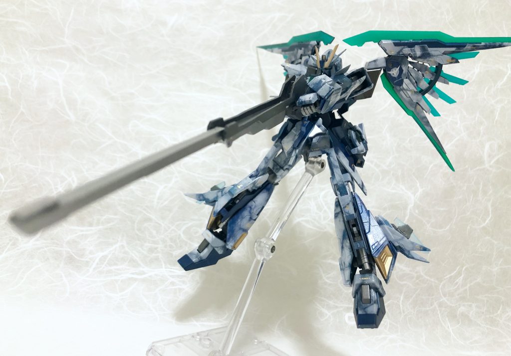 -GNバスターライフル-
中型のビームライフルだが、圧縮粒子開放状態にはバレルが展開しメガランチャー形態となる。
00スカイのビームライフルをベースにプラ板で砲身をスクラッチしました。