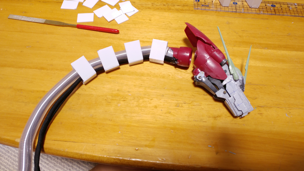 首と尻尾はプラ板、東急ハンズのカラーコイル、プラモデルサポート用の
デザインワイヤーを中に通し、メッシュパイプを通しています。