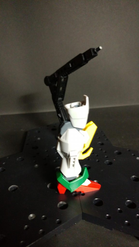 脚は膝関節を前後逆にして、なんちゃって逆関節にして、変形時に立たせやすくしています。