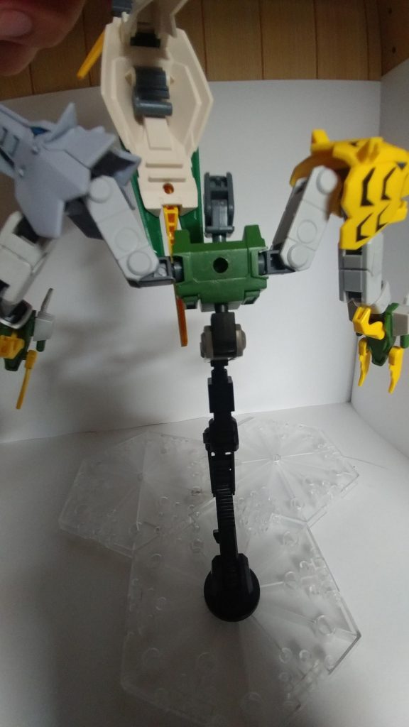 変形のミソとなるシールドとバックパックは3ミリドリルで開口して、パワードアームズのジョイントで繋げています。