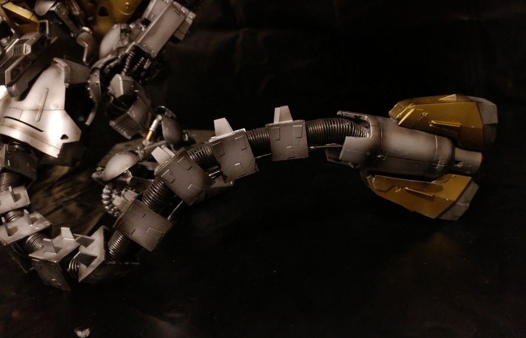 クラッシャーテイルを2本搭載。スラスターも先端についている為、
飛行時の推進にも活用される。