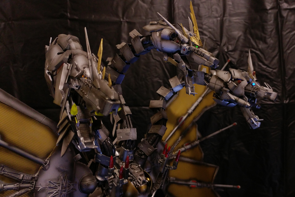 三つすべての頭にLEDを内蔵しているので発光します。
中央が緑、手前が橙、奥が青です。目の数も
中央が片目3つ、手前が2つ、奥が一つです。
口内すべてに「ハイパーメガバスター」を内蔵。