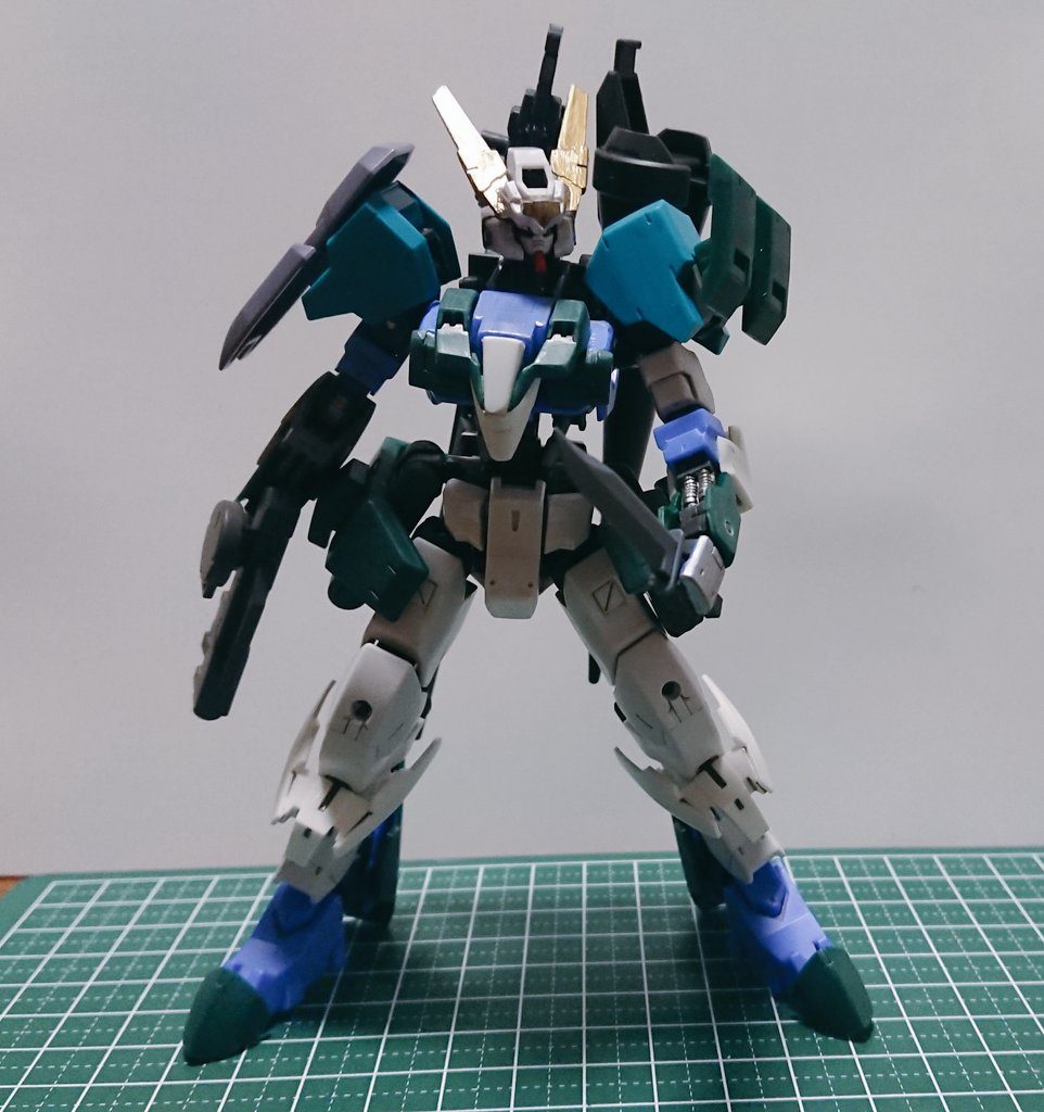 基本 アスタロトにレギンレイズの
装甲を継ぎはぎしています

一部 獅電の腕を使っています

一番苦労したのは腕のパーツで
フレームの動きに合わせてスライドします
腰の装甲は可動式にして大型武器の固定にも使用出来るようにしています
とにかくハイヒールなガンダムにしたかったのですが…
