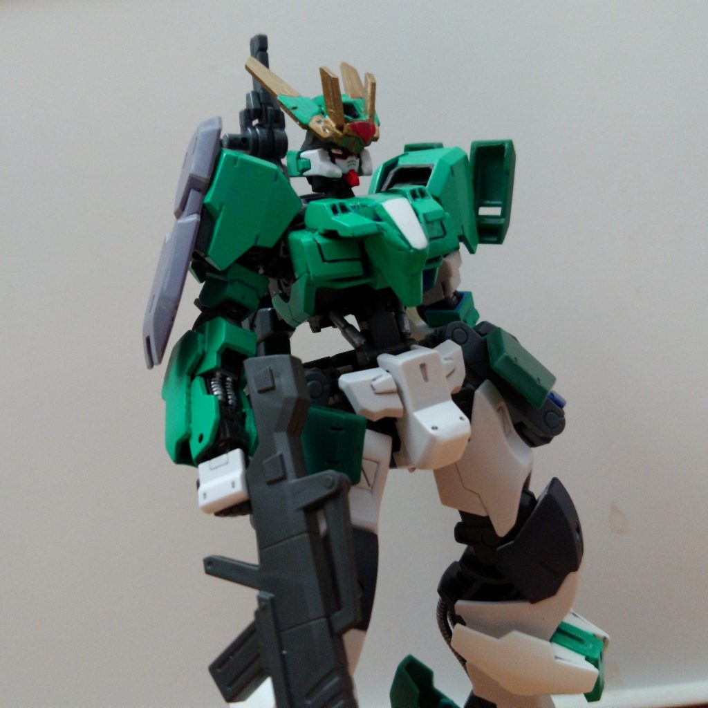 エメラルドグリーンで塗装したのですが
某新幹線ロボみたいですね(笑)