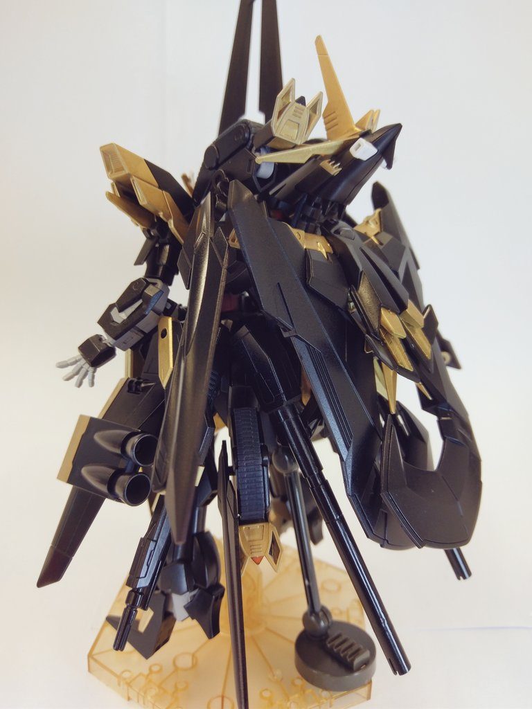 ラゴゥっぽさを少なくしてバックパックっぽくしています。
塗装は簡単にしかしていません。パーツ毎にほぼ黒と金のみでシンプルすぎるくらいにシンプルに塗装してます。そしてトップコートです。(ほぼマスキングしてない……)