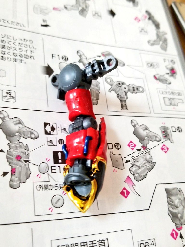 腕や首元のパイプは青にしてワンポイントっぽくしてます。