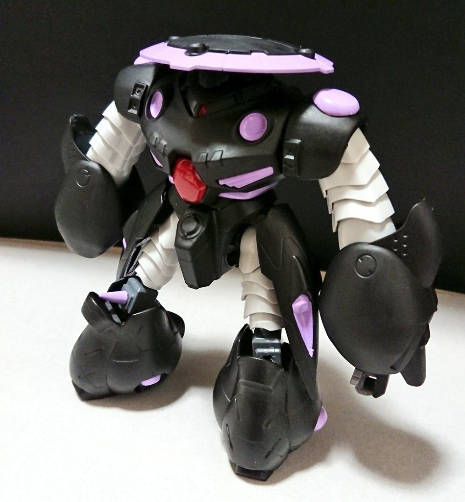 機体名：ズゴックE・STEEL

[武装]高出力ビームサーベル、膝部ニードル×２、シールドガン、ヒートハンド、となっている。

[総合スペック]1.0～13.0の内。
7.9と断定。

扱いに癖があるズゴックE、熱への耐性が非常に高い。
主にフェンシングスタイルで戦う。

膝部ニードルは射出が可能で防御面を改造していないガンプラ程度なら装甲を突き破りフレームに干渉する出来る程の威力を持つ、しかし射程距離が短く狙った対象との距離があればある程射出したニードルの勢いが悪くなる為出来るだけ至近距離で撃たなければ大したダメージにはならない。

シールドガンはシールドにある計４門の銃口から実弾を発射する武装。
それぞれ単発式であり威力はあまり無い、主に敵を怯ませたり敵と距離を取る為に使用される。

ヒートハンドはビームサーベルを何らかの形で使用できなくなった場合にのみ使われるズゴックE・STEELの奥の手だ。
過去にヒートホークやヒートサーベルを素手で掴み粉砕している。