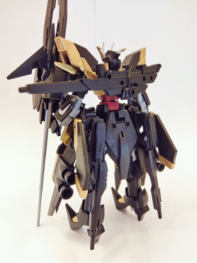 背面から。
高エネルギービームライフル「オルタ」を背中に背負い、腰にツインバスターライフルアビスを装備してます。後は画面に入りきらないメインウェポンのバスターソードノワールを持っています。