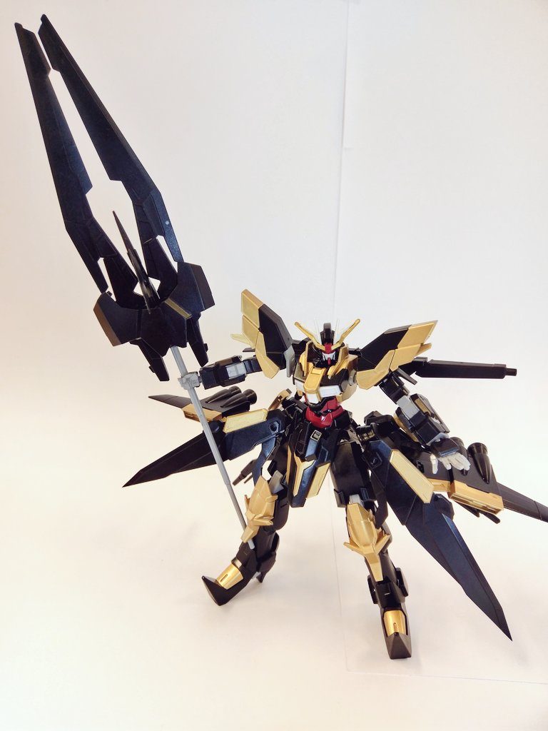 それぞれの武装を装備したときの画像です。バスターソードノワールはめちゃくちゃ大きくて2機分くらいあります。
また、腰のサイドアーマーを展開することで機動力が上がります。色々と動くので表情がとても豊かになります。