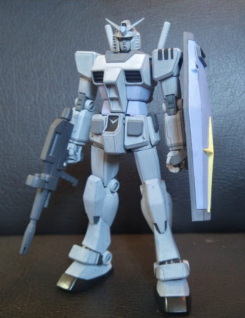 マーキングはMSVの大河原先生のイラスト準拠。胸にG~3手に3。シールドは自由に。薄いグレー部は油性ペンで墨入れ。濃いグレー部はグレーのエナメルで。