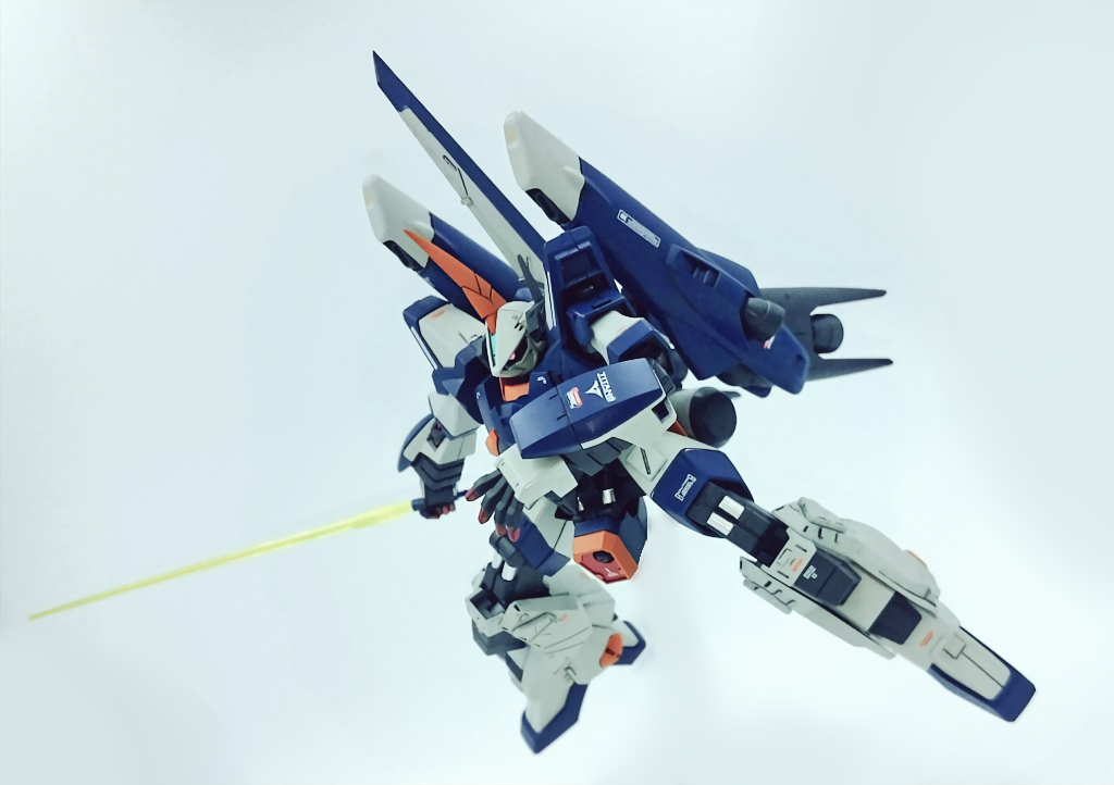 アクション③
ビームサーベルを抜き放った状態で。
地味ではありますが指先を赤く塗ってアクセントにしています。