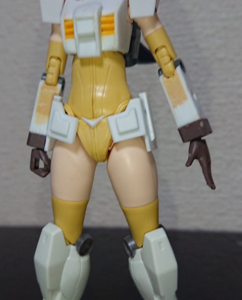 腕はダイバーアヤメの物を軸にパテとプラ板、市販パーツでアレンジ。サイドスカートはプラ板でVパーツもプラ板です。