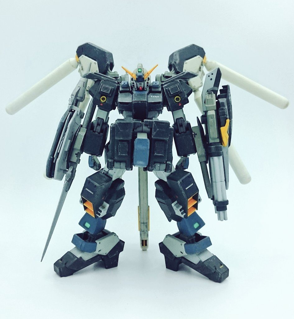 フロントビュー
ヘイズルをベースにジムキャノンⅡや雑誌付録のパーツを用いてミキシングしています。
あと全体にドライブラシをかけています。