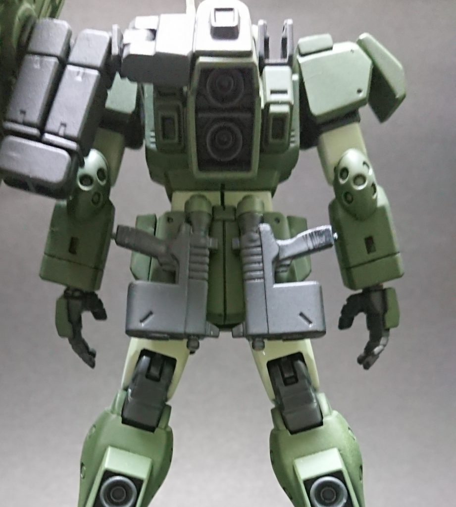 背面。
ストライクシールドをアームで接続。
腰のビームサーベルラックにビームピストルを接続できるようにしました。