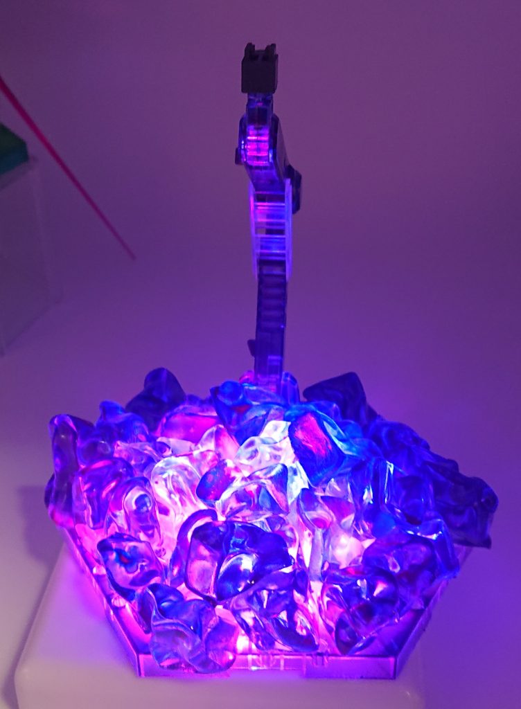 【アクションベース】
今回は、100均の園芸コーナーにあるアクリルアイスを使って紫水晶ぽくアクションベースをデコりました。
下からLEDで照らすと幻想的な感じになります。