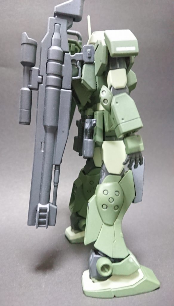 サイド。
スナイパーライフルはジムスナK9のものを小改造。銃床部分を上下反転し脇に挟めるようにしました。
背面右側に収納可。